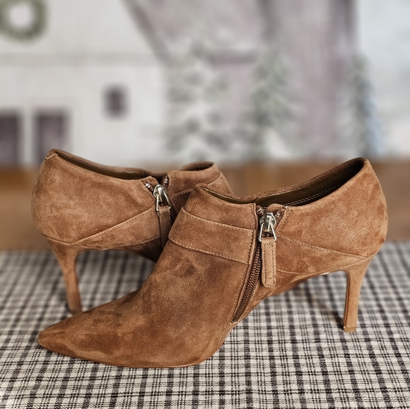 Nine West tan suede heeled ankle booty. Woman's size 7.5. - Picture 2 of 12